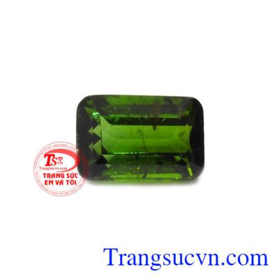 Viên Tourmalin xanh lá là biểu tượng cho sự giàu có, thịnh vượng không chỉ vậy nó còn đem lại nhiều lợi ích về sức khỏe.