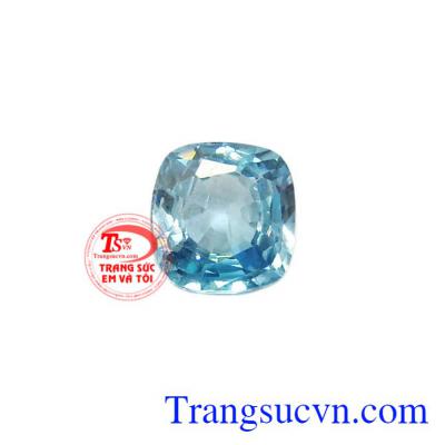 Từ xa xưa, zircon thường được dùng trong lĩnh vực tâm linh, người ta tin rằng viên đá giúp chủ nhân xua đuổi tà ma, gặp nhiều may mắn, vượt qua mọi khó khăn.