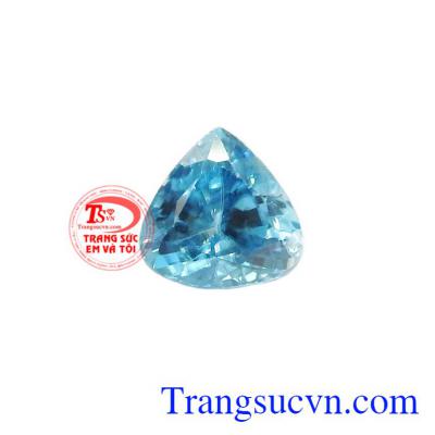 Đá zircon mang nguồn năng lượng tích cực xua tan những lo âu, giúp người sở hữu nó có cuộc sống cởi mở, luôn tỉnh táo và sẵn sàng đương đầu với khó khăn.