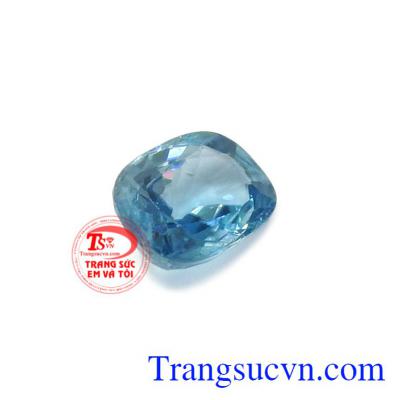 Với vẻ đẹp lấp lành zircon thường được gắn trên các sản phẩm trang sức như: nhẫn, mặt dây hay hoa tai làm nổi bật nét quý phái và vô cùng thanh lịch cho người đeo.