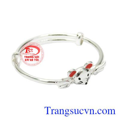 Vòng tay bạc không chỉ là trang sức mà còn giúp cho các bé tránh gió, kháng khuẩn.
