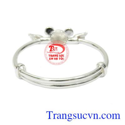 Các bậc cha mẹ luôn luôn mong muốn những điều tốt đẹp nhất, bình an đến cho con mình.