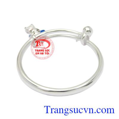 Chiếc vòng bạc sẽ là sự lựa chọn đầy yêu thương của cha mẹ dành cho các bé yêu, mong con luôn mạnh khỏe, bình an.