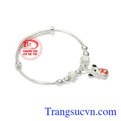 Nhờ những đặc tính tốt mà bạc được các mẹ lựa chọn để làm trang sức đeo cho con mình.