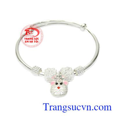 Vòng bạc tuổi Tý dễ thương được thiết kế hình những chú chuột đáng yêu, dí dỏm phù hợp cho những bé tuổi Tý.