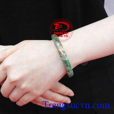 Vòng ngọc cẩm thạch bọc vàng đẹp là món quà ý nghĩa để dành tặng cho người thân của bạn.
