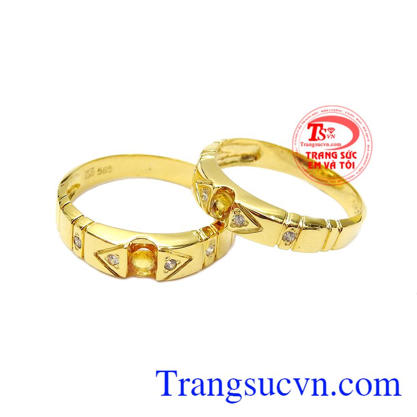 Nhẫn cưới Sapphire vàng bền chặt là sự kết hợp hoàn hảo giữa vàng 14k và viên Sapphire vàng thiên nhiên. 