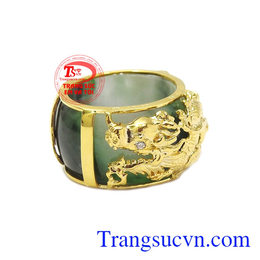 Nhẫn jadeite bọc rồng oai hùng được chế tác từ vàng tây 10k với kiểu dáng vô cùng ấn tượng. 