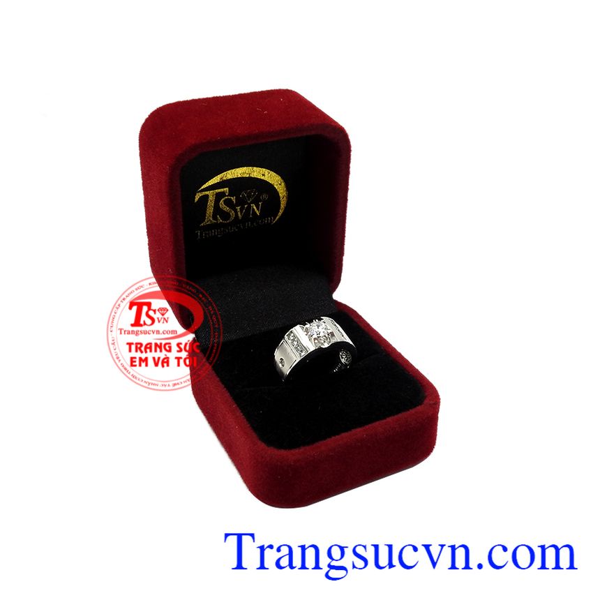 Nhẫn nam vàng trắng thành công được nhập khẩu từ Hàn quốc, chế tác từ vàng trắng 18k bền đẹp với thời gian. 