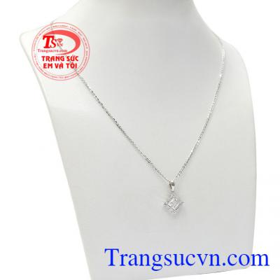 Bộ sản phẩm là sự kết hợp giữa dây chuyền Italy và mặt dây Hàn Quốc nhập khẩu chất lượng cao,Bộ dây vàng trắng độc đáo