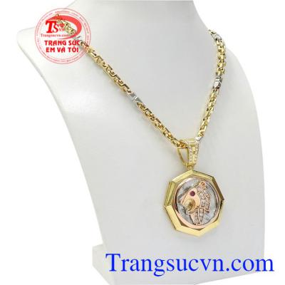 Với kiểu dáng hiện đại, từng đường nét tinh xảo giúp cho bộ mặt dây trở nên thu hút và ấn tượng hơn.