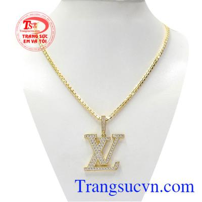 Bộ mặt dây LV thời thượng là sự kết hợp thời trang giữa dây chuyền vàng nam chất lượng và mặt dây LV đẳng cấp.