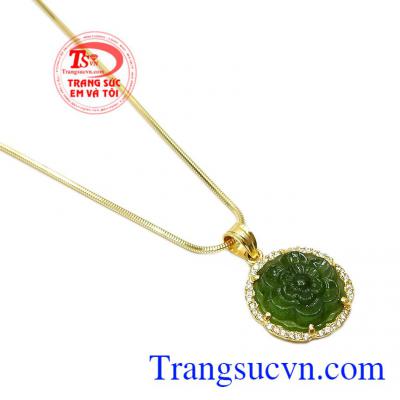 Ngọc cẩm thạch Jadeite là loại đá quý được rất nhiều người ở mọi lứa tuổi ưa chuộng bởi vẻ đẹp và những ý nghĩa tốt về phong thủy mà nó đem lại,Bộ trang sức Jadeite hoa mai