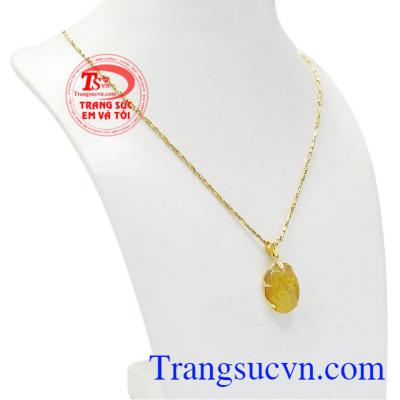 Bộ trang sức thạch anh tóc ấn tượng giúp người đeo trở nên thu hút và quyến rũ hơn.