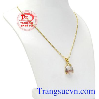 Bộ trang sức thạch anh tóc cao quý mang vẻ đẹp kiêu sa, sang trọng cho người dùng. 