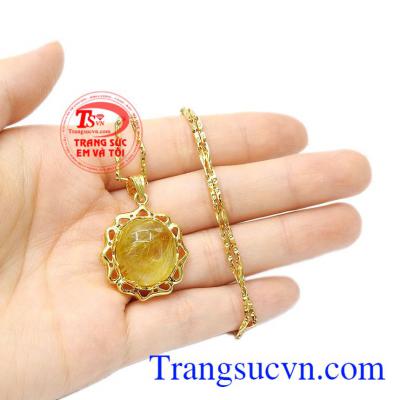 Nét độc đáo từ thiết kế cùng vẻ đẹp cuốn hút từ đá thạch anh tóc vàng khiến cho bất cứ ai nhìn thấy cũng muốn được sở hữu. Bộ trang sức thạch anh tóc rực rỡ