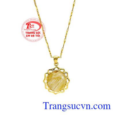 Thạch anh tóc vàng mang biểu tượng của sự thịnh vượng giúp phái đẹp không chỉ xinh đẹp lộng lẫy mà còn sự nghiệp thăng hoa. Bộ trang sức thạch anh tóc rực rỡ