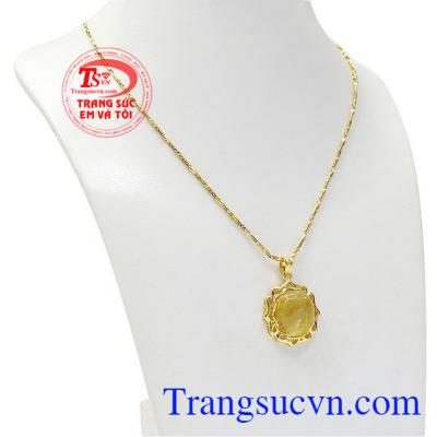 Bộ trang sức thạch anh tóc rực rỡ mang đến cho người dùng sự tự tin, quyến rũ và sang trọng. 