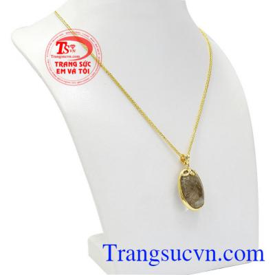 Bộ trang sức thạch anh tóc sang trọng giúp tôn vinh vẻ đẹp của người phụ nữ. 