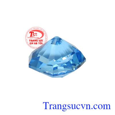 Đá Topaz chất lượng được chế tác theo kiểu hình khiên độc đáo, khó tìm phù hợp cho những người mệnh Mộc và Thủy.