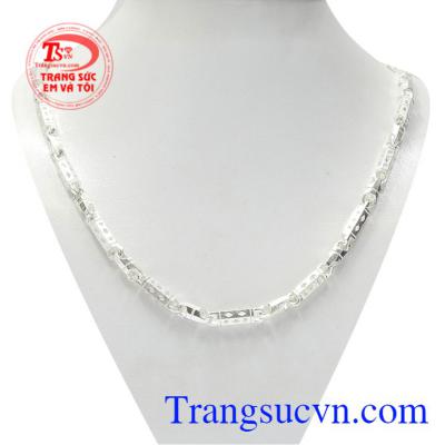 Dây chuyền bạc nam bắt mắt là sản phẩm mới của công ty trang sức Em và Tôi với kiểu thiết kế bắt sáng giúp người đeo nổi bật hơn.