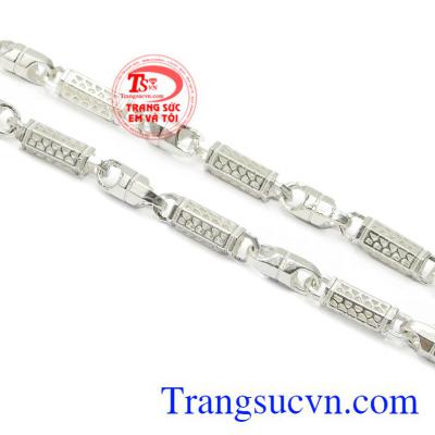 Đây quả là một món quà khiến cho nam giới yêu thích bởi nét mạnh mẽ, khỏe khoắn mà chiếc dây chuyền này đem lại.