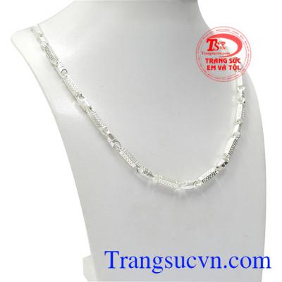 Sản phẩm có thể kết hợp cùng mặt dây bạc giúp cho phái mạnh thể hiện được phong cách của bản thân, khẳng định vị thế.
