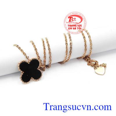 Mang phong cách nhẹ nhàng, tinh tế và nữ tính sẽ giúp các bạn gái càng thêm xinh đẹp. Dây chuyền may mắn vàng hồng