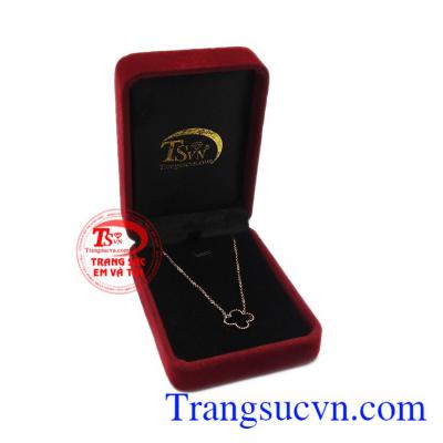 Với phái đẹp, một chiếc dây chuyền nhỏ xinh xắn trên cổ cũng đủ làm trái tim người nhìn xao xuyến. Dây chuyền may mắn vàng hồng