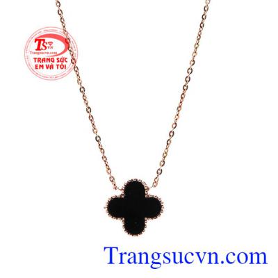 Sản phẩm thiết kế với hình cỏ bốn lá, tượng trưng cho sự may mắn. Dây chuyền may mắn vàng hồng