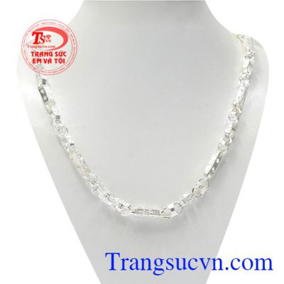 Dây chuyền nam bạc danh vọng được chế tác tinh xảo, chạm khắc đẹp mắt đem lại vẻ thời trang và đầy cuốn hút.