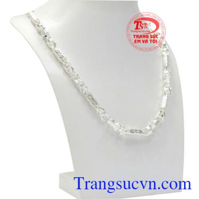 Khi đeo dây bạc vừa hợp thời trang mà còn vừa giữ sức khỏe, tạo nên vẻ trẻ trung.