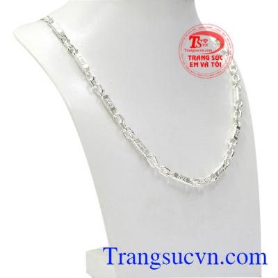 Nếu một cô gái tặng dây chuyền bạc cho bạn trai thì cô ấy muốn gửi thông điệp rằng: "Hãy để em quan tam anh nhiều hơn, cùng nhau san sẻ khó khăn và hạnh phúc mãi mãi".