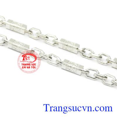 Chiếc dây chuyền này sẽ "thay em ở bên cạnh anh từng giây từng phút".