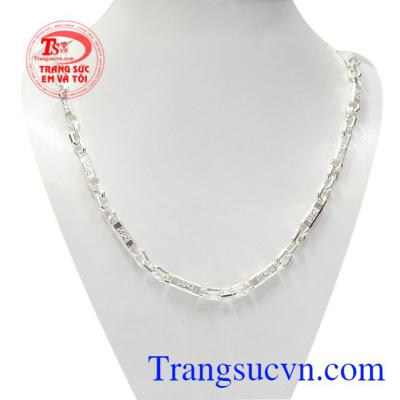 Dây chuyền nam bạc phong độ được chạm khắc tinh xảo hình rồng uy nghi mang lại vẻ quyền lực cho phái mạnh.