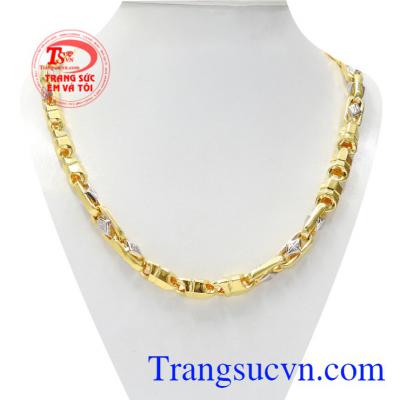 Dây chuyền nam tài tử được chế tác tinh tế từ vàng 10k, với những đường chạm khắc sắc nét tạo điểm nổi bật cho chiếc dây chuyền. 
