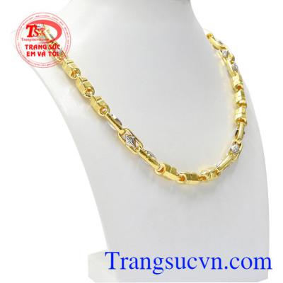 Chiếc dây chuyền được thiết kế to bản tạo điểm nhấn cho phái mạnh.