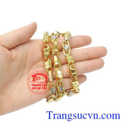 Kiểu dáng hợp thời trang giúp cho nam giới thể hiện cá tính của mình.