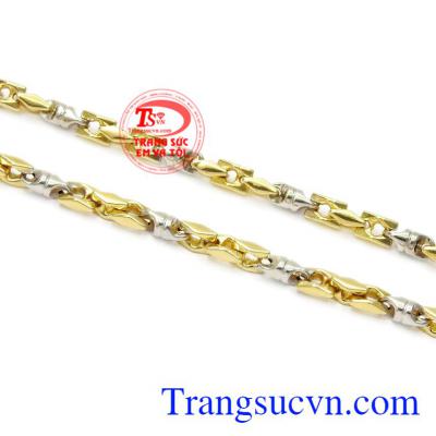 Dây chuyền vàng là món trang sức dễ dàng kết hợp cùng nhiều kiểu quần áo, hợp xu thế.