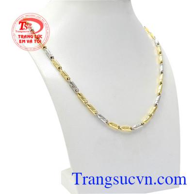Sản phẩm được chế tác hài hòa từ vàng màu và vàng trắng tạo điểm nhấn cho chiếc dây chuyền.