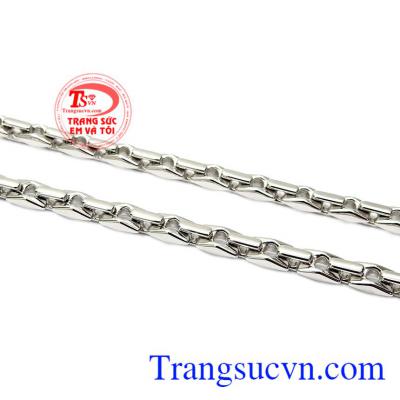 Dây chuyền vàng trắng phóng khoáng sẽ là cách để giúp người đàn ông thêm tự tin và lôi cuốn hơn. Dây chuyền vàng trắng phóng khoáng