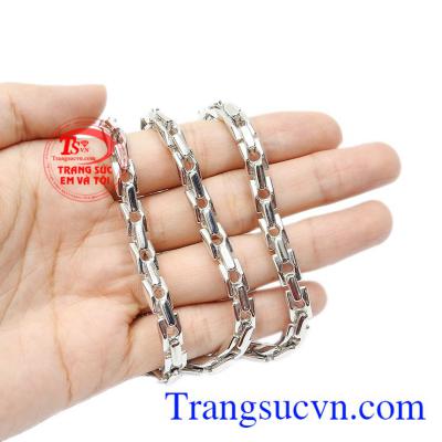 Một người đàn ông có tính tình cởi mở, rộng rãi sẽ thu hút phái đẹp. Dây chuyền vàng trắng phóng khoáng