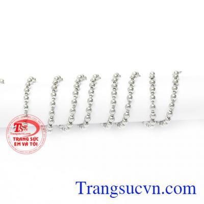 Sợi dây chuyền vàng giống như kỉ vật tình yêu, là món quà ý nghĩa dành cho người con gái ấy.