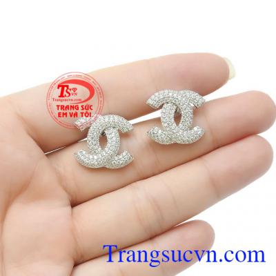 Đây là sản phẩm hiện đang được phái nữ hết sức ưa chuộng bởi nó dễ dàng kết hợp với nhiều loại trang phục và mọi lứa tuổi,Hoa tai bạc Chanel