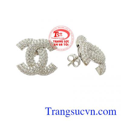 Hoa tai được chế tác tinh tế, tỉ mỉ từ bạc 92.5 kết hợp đính cùng những viên đá Cz lấp lánh tạo sự nổi bật cho người đeo,Hoa tai bạc Chanel