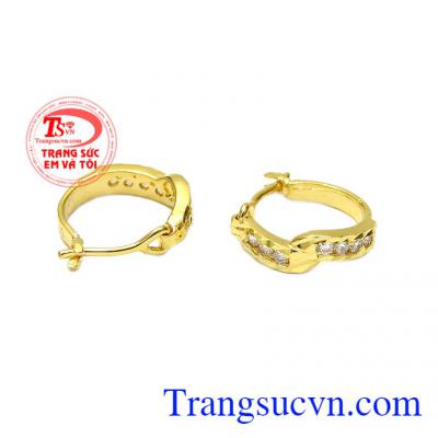 Để đôi bông tai có điểm nhấn, các nhà chế tác đã thêm những viên đá nhân tạo lấp lánh cùng các nét phay sáng hai bên khiến cho người đeo trở nên nổi bật hơn. Hoa tai vàng cách điệu