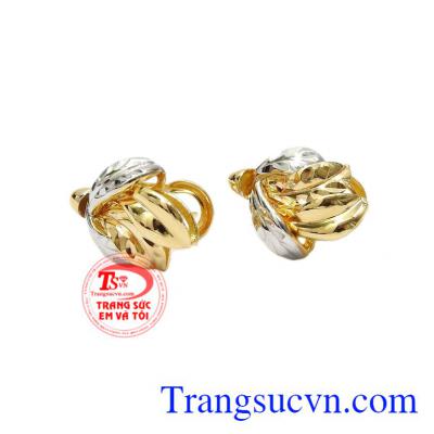 Sự kết hợp hài hòa giữ vàng trắng và vàng màu tạo nét thu hút cho các nàng trước đám đông.