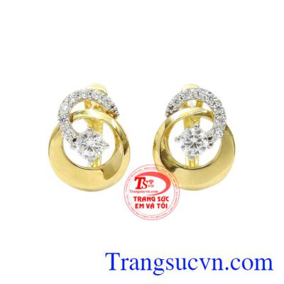 Hoa tai vàng kiêu sa được chế tác tinh xảo với điểm nhấn là viên CZ chính giữa tạo điểm nổi bật cho chiếc hoa tai.