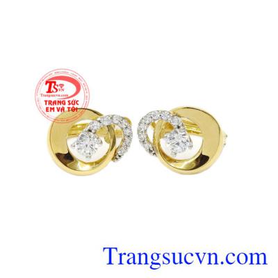 Đeo một đôi bông tai sẽ khiến cho phái đẹp có một gương mặt thanh thoát hơn và trở nên thu hút hơn.