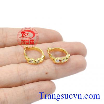 Hoa tai vàng lấp lánh chế tác từ vàng 10k bền đẹp, bảo hành chu đáo. 